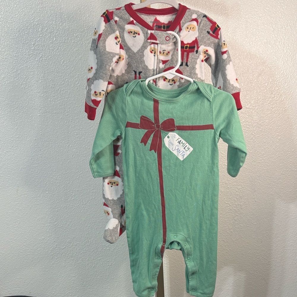 Christmas-Santa Print and present- Baby Onesie - 6months
